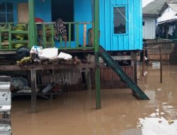 Bhabinkamtibmas Poto Tano  Bantu Warga Terdampak Banjir 