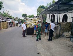 Kawal Penyaluran Pupuk Subsidi Untuk Poktan, Babinsa Lakukan Pengawasan Melekat