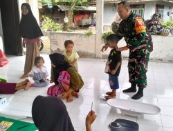 Peduli Stunting, Babinsa Sukarara Dampingi Kader Posyandu Lakukan Penimbangan Balita
