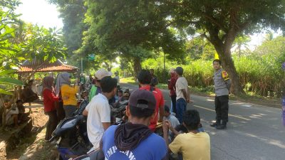 Bersihkan Kawasan Lingkungan, Dua Bhabinkamtibmas di Sumbawa Barat Lakukan Gotong Royong