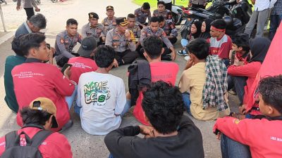 Datangi Mako, Polres Bima Kota Hadapi Massa Aksi Dengan Humanis