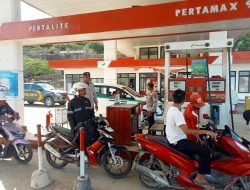 Polsek Maluk Monitoring dan Pengamanan Penyesuaian Harga BBM di SPBU Maluk