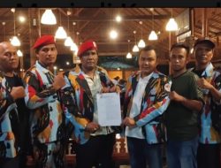 Ketua PKN Langkat, Serahkan SK Brigadir Khusus DPC PKN Langkat