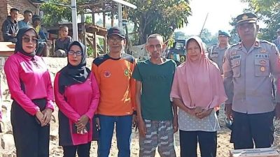 Peduli Korban Kebakaran, Polsek Moyo Hilir Salurkan Bantuan Sosial