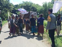 Bhabinkamtibmas Dan Babinsa Di Lunyuk Kawal Prosesi Pemakaman Warganya
