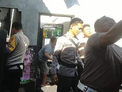TNI-Polri Gotong Royong Bersihkan Rumah Warga Kebakaran di Alas Barat