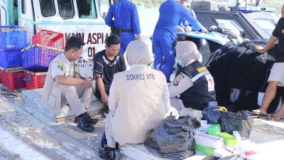 Jelang Hari Bhayangkara ke 78, Polres Loteng Gelar Bhakti Kesehatan di Kapal Nelayan