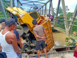 Titi Batang Serangan Ambruk, Satu Unit Truk Terjun Kesungai
