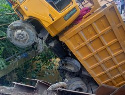 Titi Besi” Batang Serangan Ambruk Tidak Ada Korban Jiwa, Pengguna Jalan Diarahkan Melintasi Jembatan Darurat