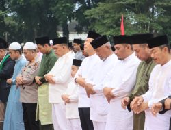 Kepolisian Resor Langkat Polda Sumut menggelar Sholat Idul Adha 10 Dzulhijjah 1445 H Tahun 2024 M di Lapangan Alun-alun Tengku Amir Hamzah