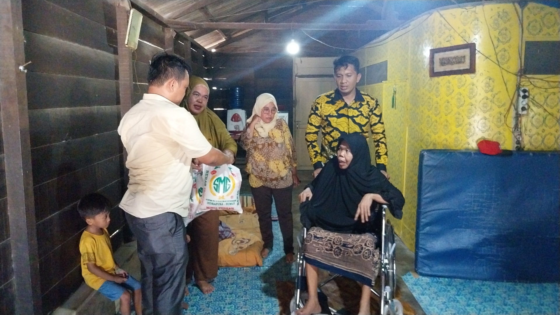 Jum’at Curhat Satnarkoba Polres Batubara Beri Bantuan Kursi Roda Dan Sembako Ke Masyarakat