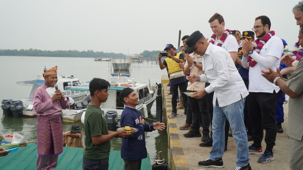 Pj. Bupati Langkat Faisal Hasrimy Resmikan Boat Sekolah dari YAGASU: Tingkatkan Akses Pendidikan di Pulau Kampai