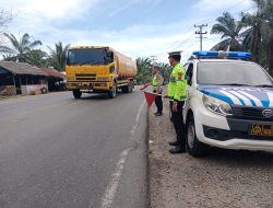Personil Polres Batubara Laksanakan Strong Point Dijalan Raya