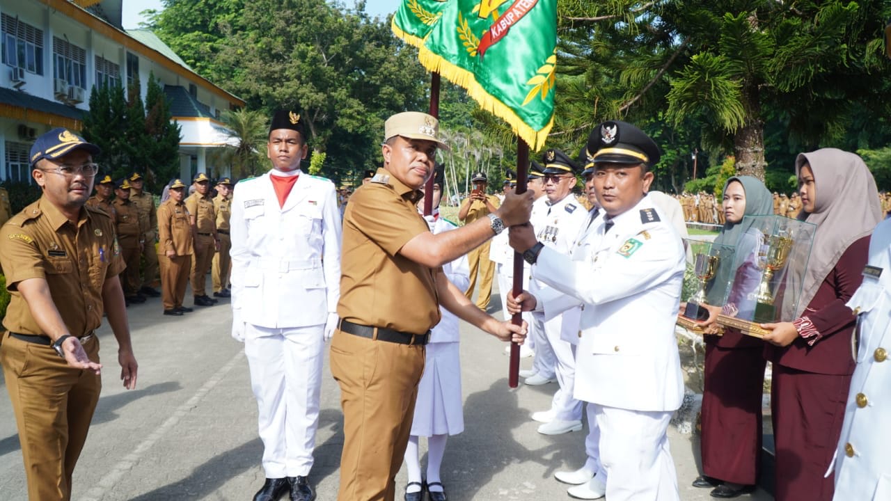 Pj. Bupati Langkat Beri Penghargaan Kecamatan dan Kelurahan Serta Atlet Pelajar Berprestasi 2024