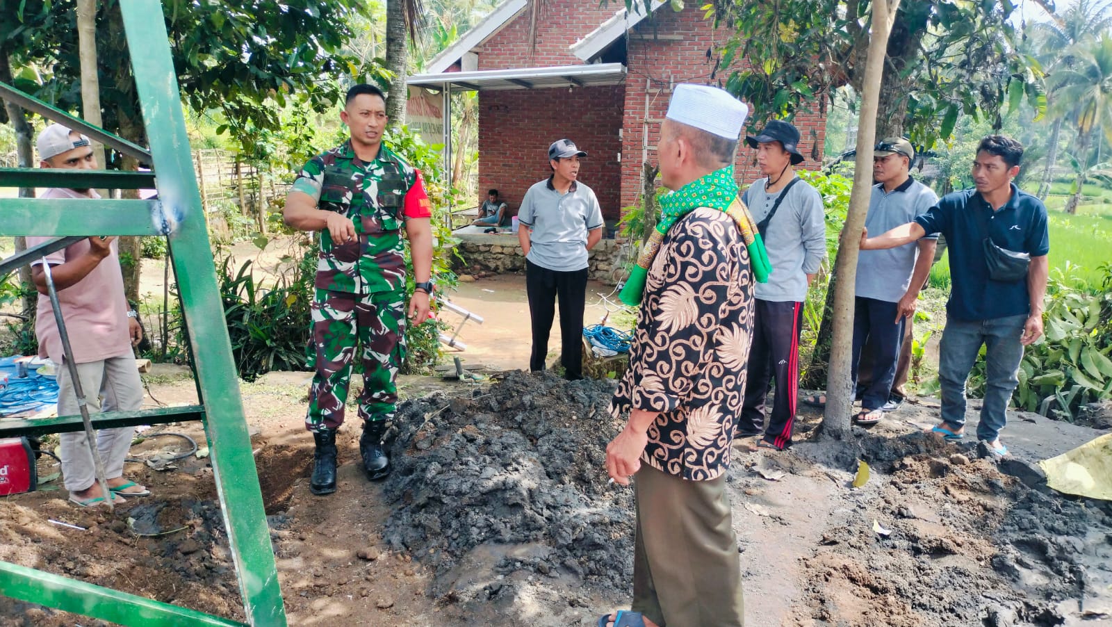 Kunjungi Sumur Bor Sasaran Tambahan TMMD ke-121, Dandim 1615/Lotim Pastikan Dalam Waktu Dekat Air Sudah Mengalir Ke Masyarakat