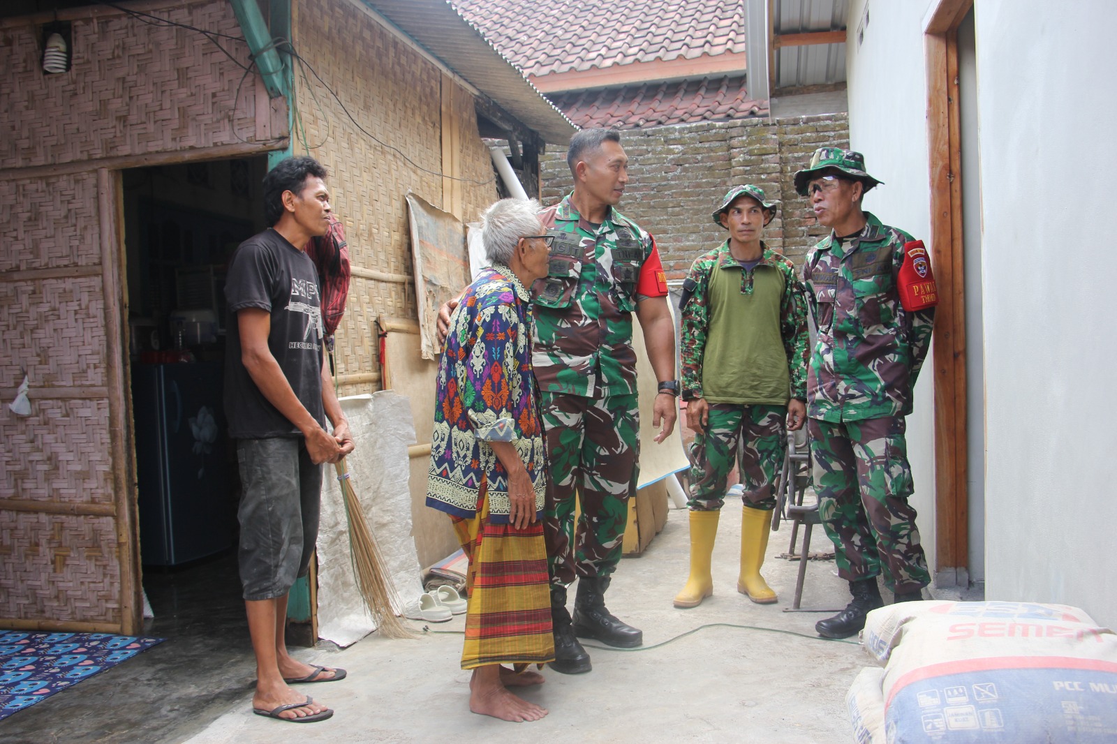Dandim Sambangi Bapak Jumakyiah, Penerima Bantuan RTLH dalam program TNI Manunggal Membangun Desa (TMMD) ke-121