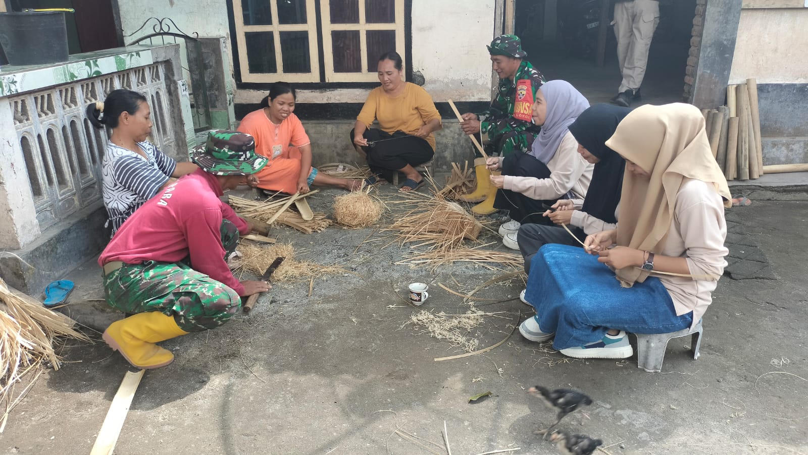 Kegiatan Non Fisik, Babinsa Desa Loyok Koramil 1615-09/Sikur Komunikasi Sosial Dengan Pengrajin Anyaman Bambu