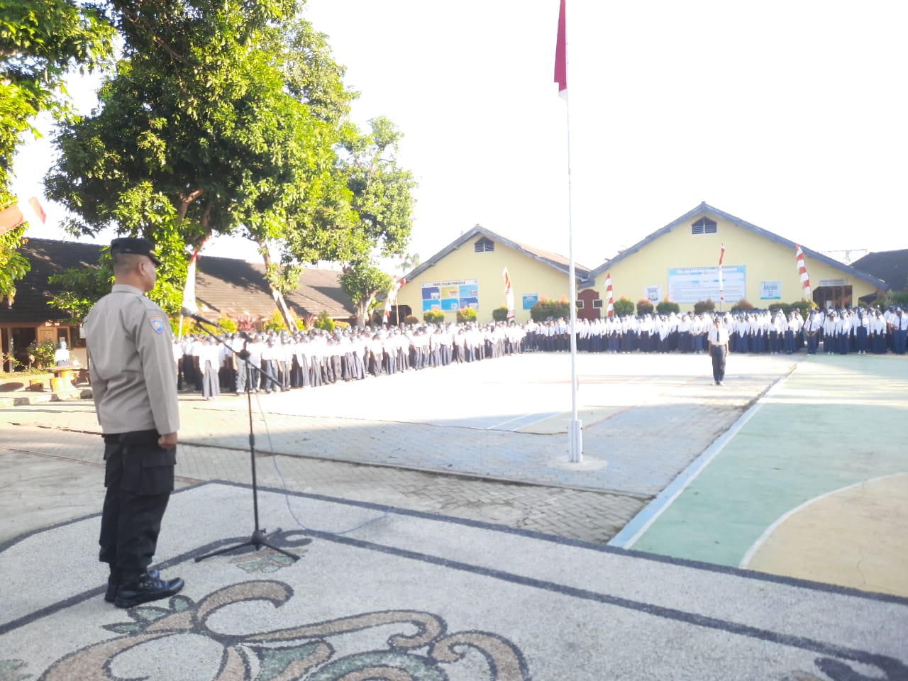 Cegah Kenakalan Remaja Sebagai Polisi Peduli Pendidikan, Polresta Mataram Jadi Pembina Upacara