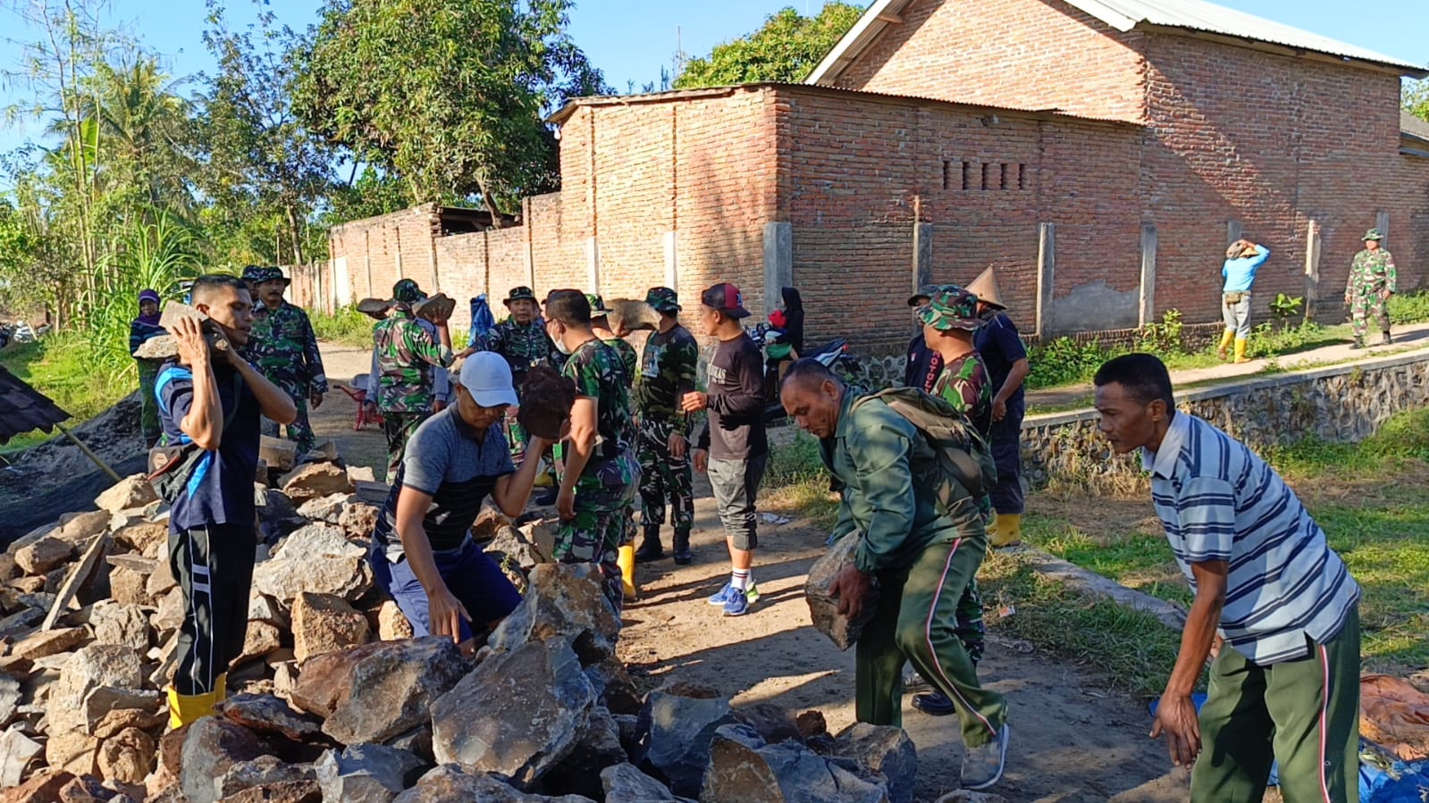 Kodim 1615/Lombok Timur Kerahkan Personel Kejar Target Sasaran Utama TMMD Ke-121 Dalam Pembuatan Talud Irigasi di Desa Kesik