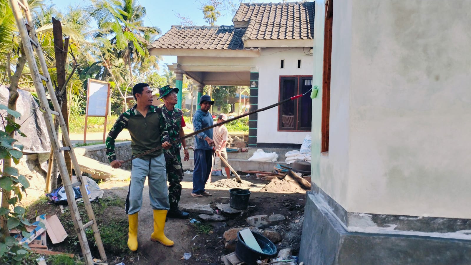 Kodim 1615/Lombok Timur Laksanakan Pengecatan Rumah RTLH dalam Program TMMD Ke-121