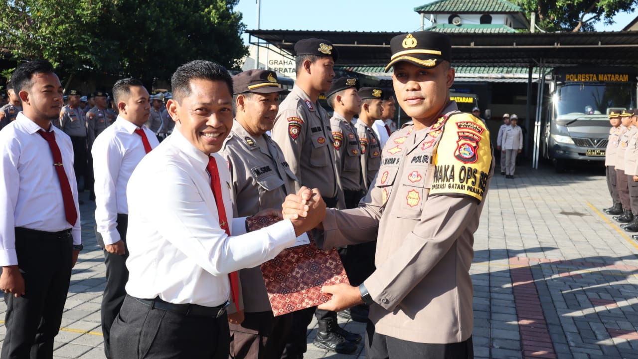 Wakapolresta Mataram Pimpin Pemberian Kepada 12 Personel Penghargaan Police Of The Month