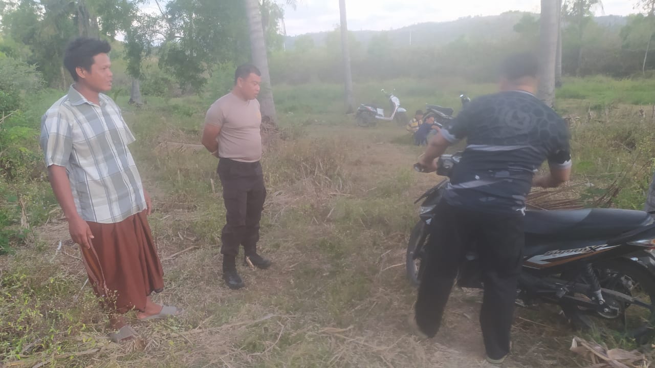 Polsek Praya Timur Kembalikan Sepeda Motor Yang Ditemukan di Kebun Kepada Pemilik