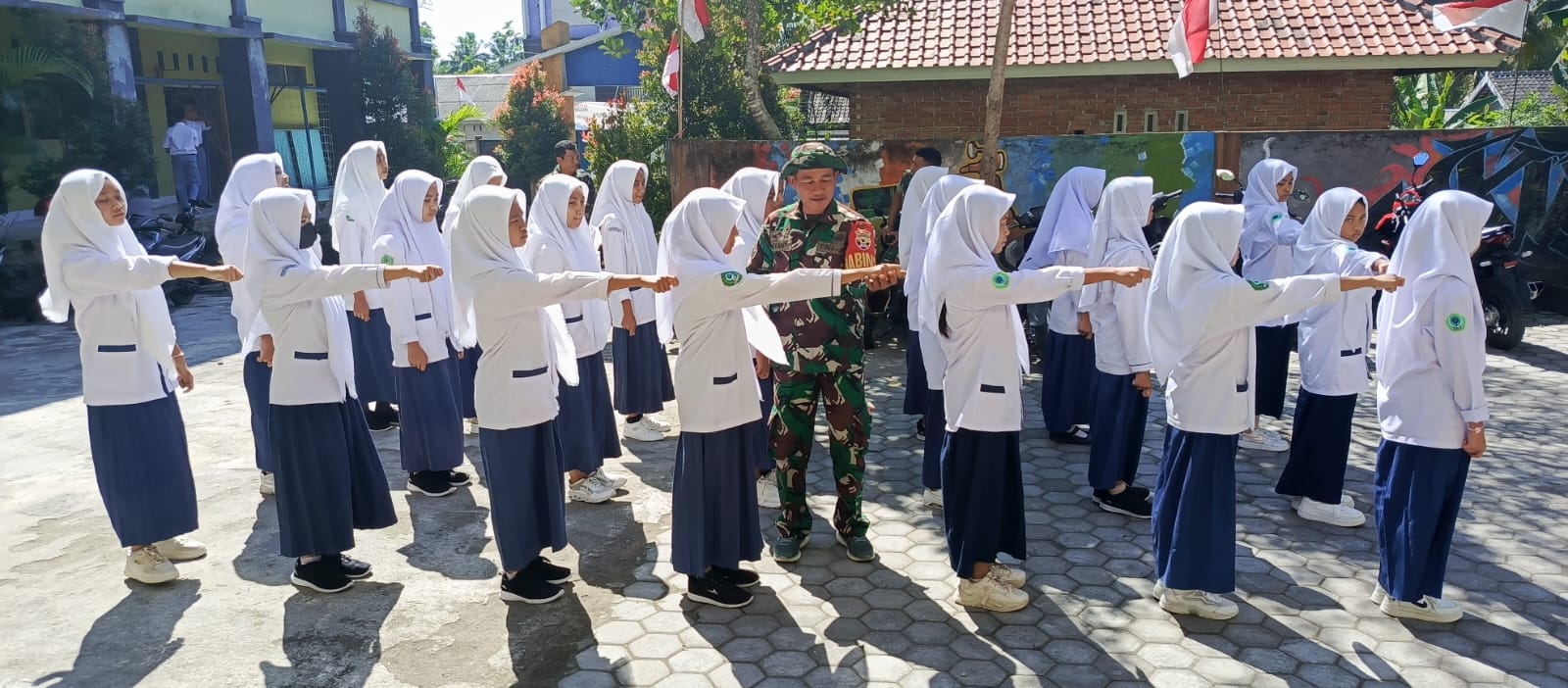 Kodim 1615/Lombok Timur Laksanakan Pelatihan PBB Untuk Siswa SMK Bajang NWDI Ajan Dalam Rangka Kegiatan Non Fisik TMMD Ke-121