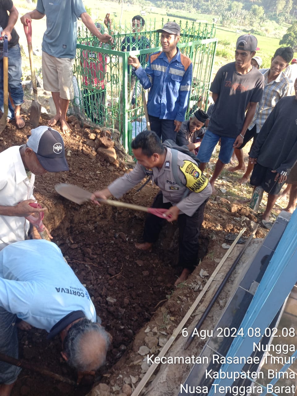 Bhabinkamtibmas Polsek Rastim Polres Bima Kota Ikut Menggali Kuburan untuk Makam Warga Binaan