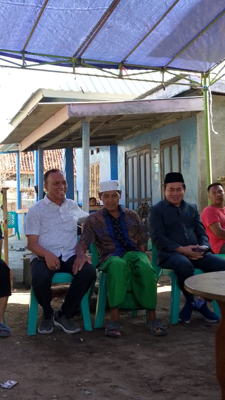 Disambut Antusias, Pasangan RASA Kunjungi Warga Labuan Kuris