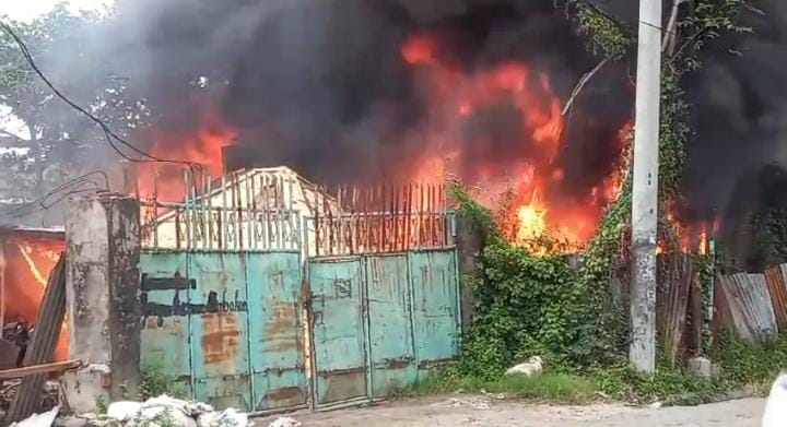 Akibat Arus Pendek Listrik, Sebuah Gudang Pengolahan Barang Bekas Terbakar Di Babakan