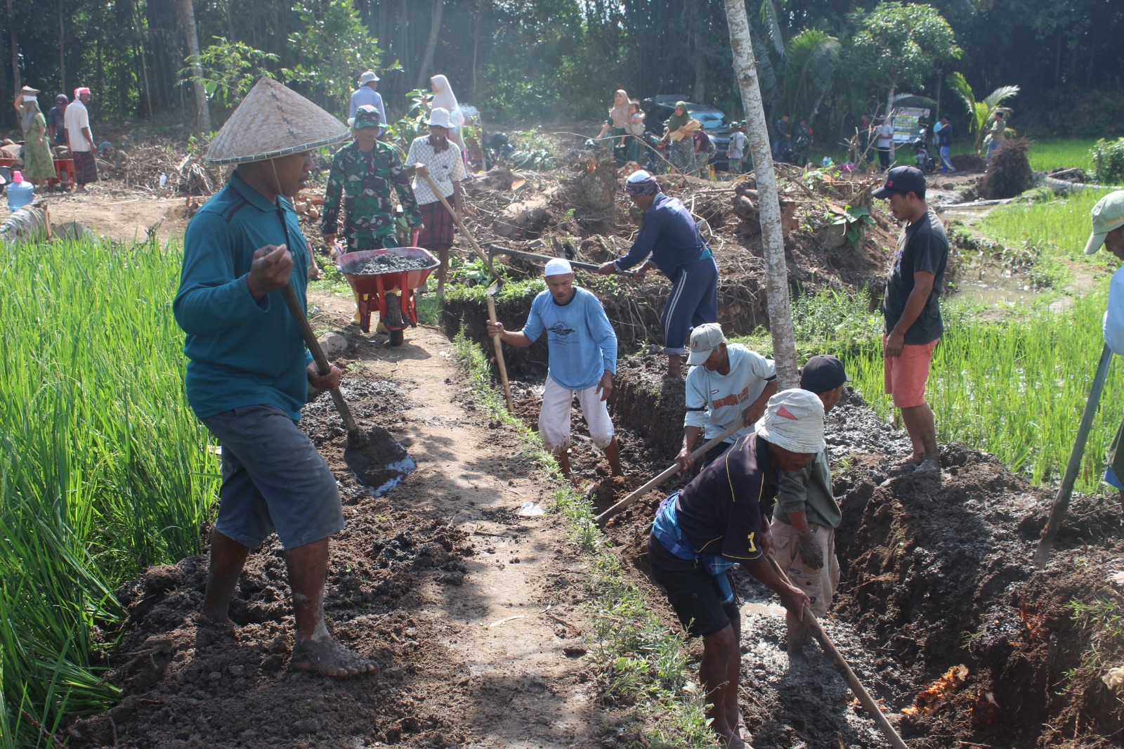 Antusiasme Tinggi Warga dalam Program TMMD di Desa Loyok, Kecamatan Sikur, Lombok Timur