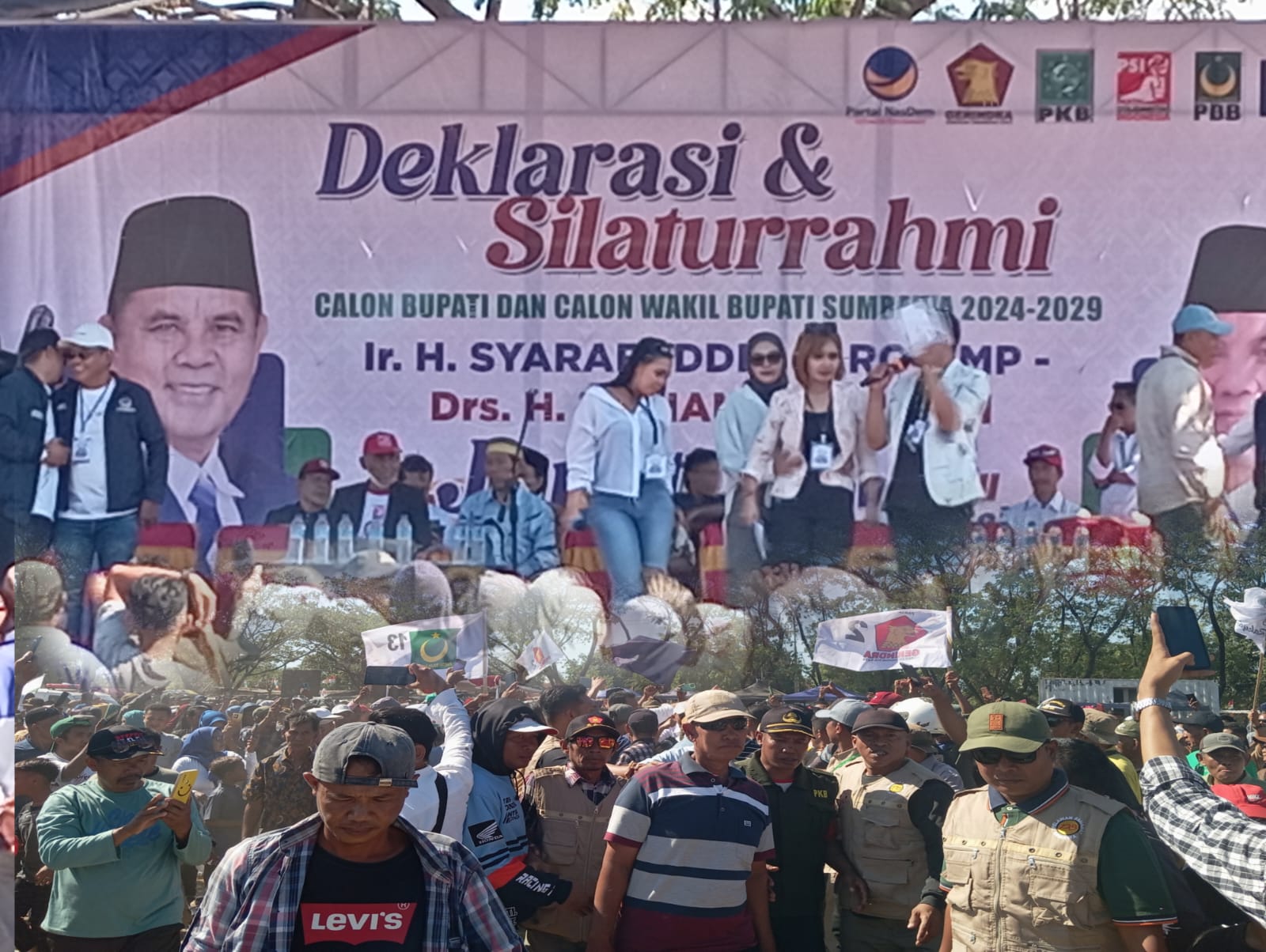 Breakingnews: Diiringi Ribuan Massa, Jarot-Ansori Naiki Panggung Deklarasi