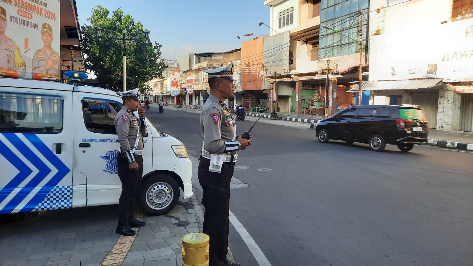 Cipta Kondisi Pilkada 2024, Sat Lantas Polresta Mataram Lakukan Penerangan Keliling Kepada Masyarakat