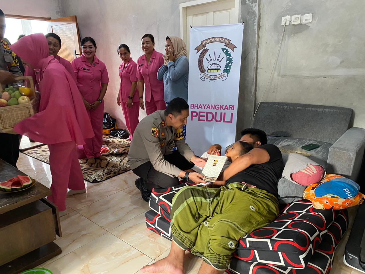 Berikan Dukungan Mental Kapolres Lombok Utara Besuk Anggota Yang Sakit Menahun