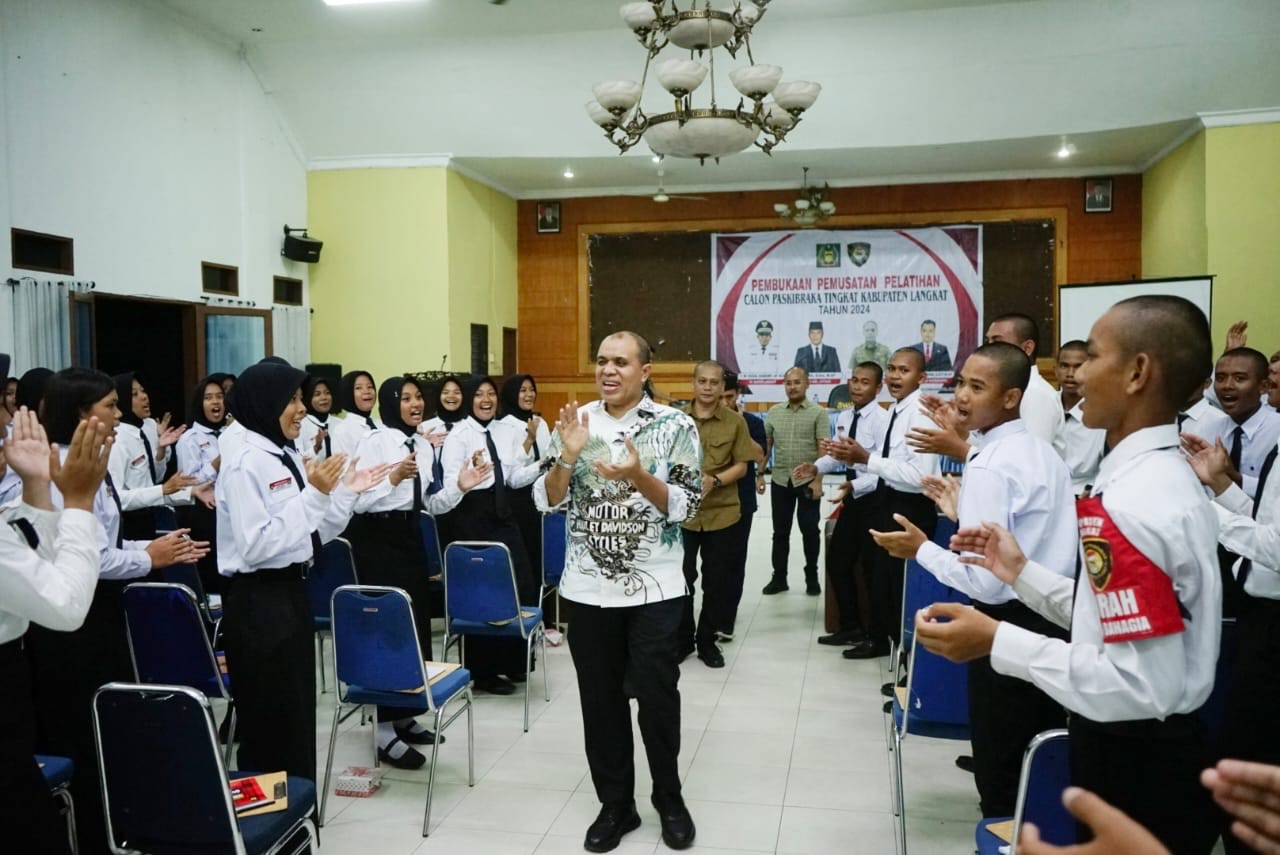 Pj. Bupati Langkat Faisal Hasrimy Beri Pembekalan kepada Calon Paskibra: “Totalitas dalam Setiap Tugas Adalah Kunci Kesuksesan”