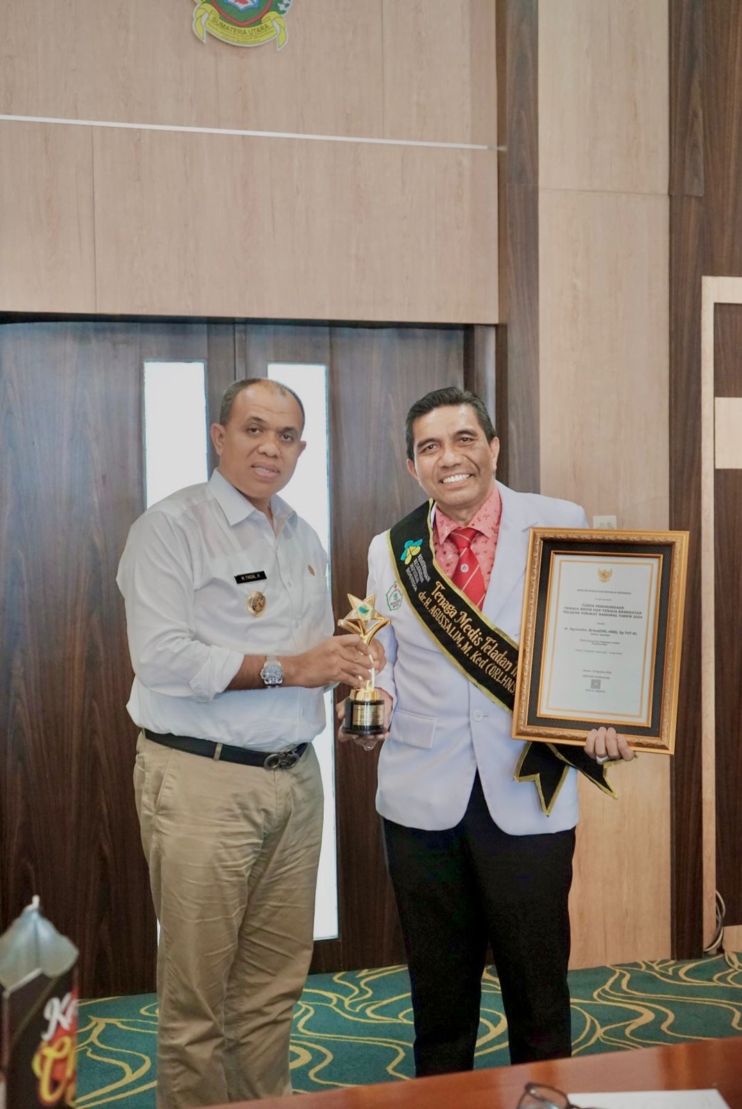 Pj Bupati Langkat Apresiasi dr. Agus Salim Sebagai Tenaga Medis Teladan Nasional: Bukti Pengabdian Tanpa Batas