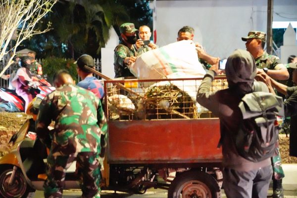 Gerak Cepat Personel TNI Polri Bersihkan Sampah Pasca Demonstrasi