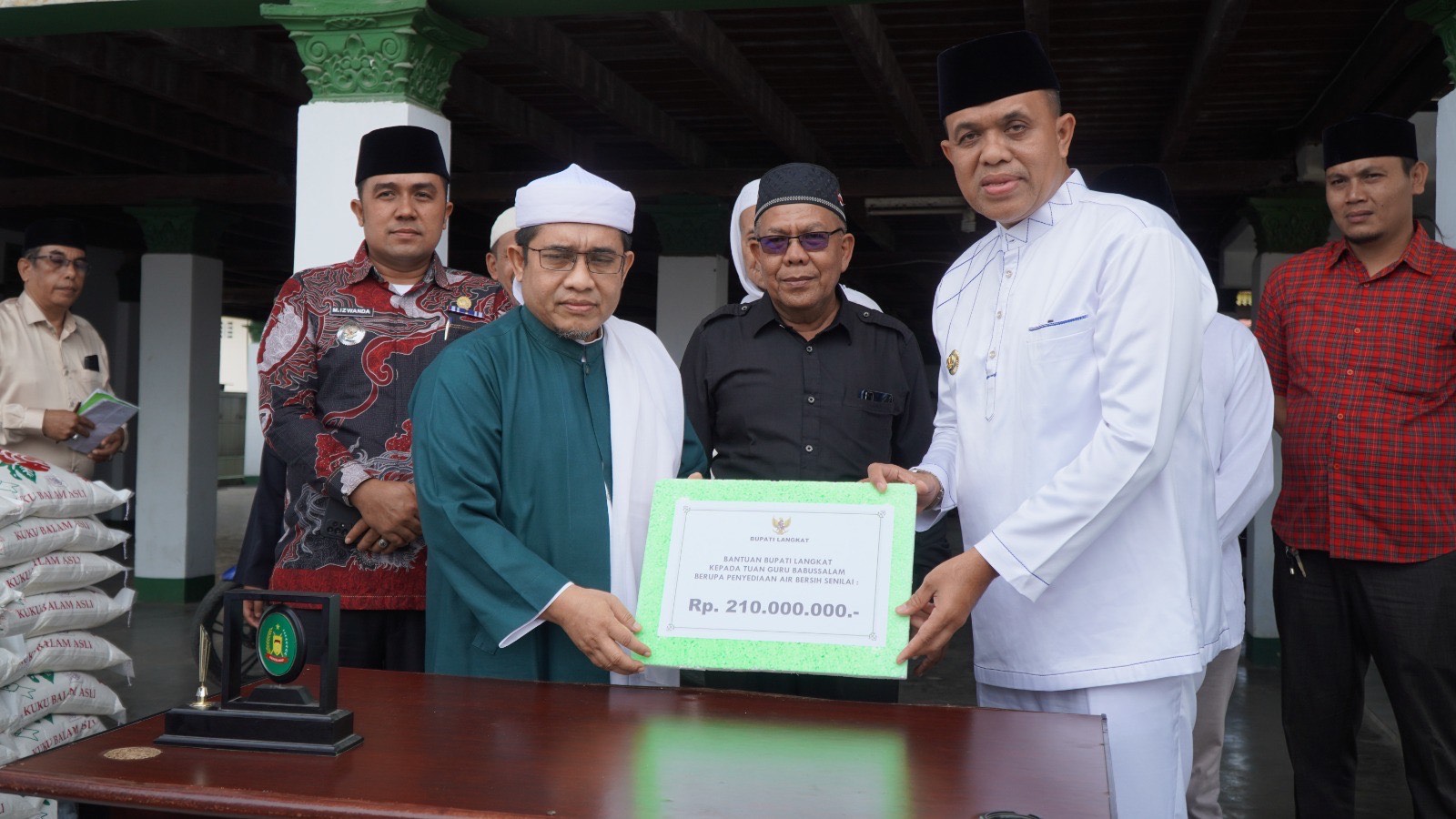 Jelang Haul ke-101 Tuan Guru Babussalam, Pj Bupati Langkat Faisal Hasrimy Serahkan Bantuan Untuk Jamaah