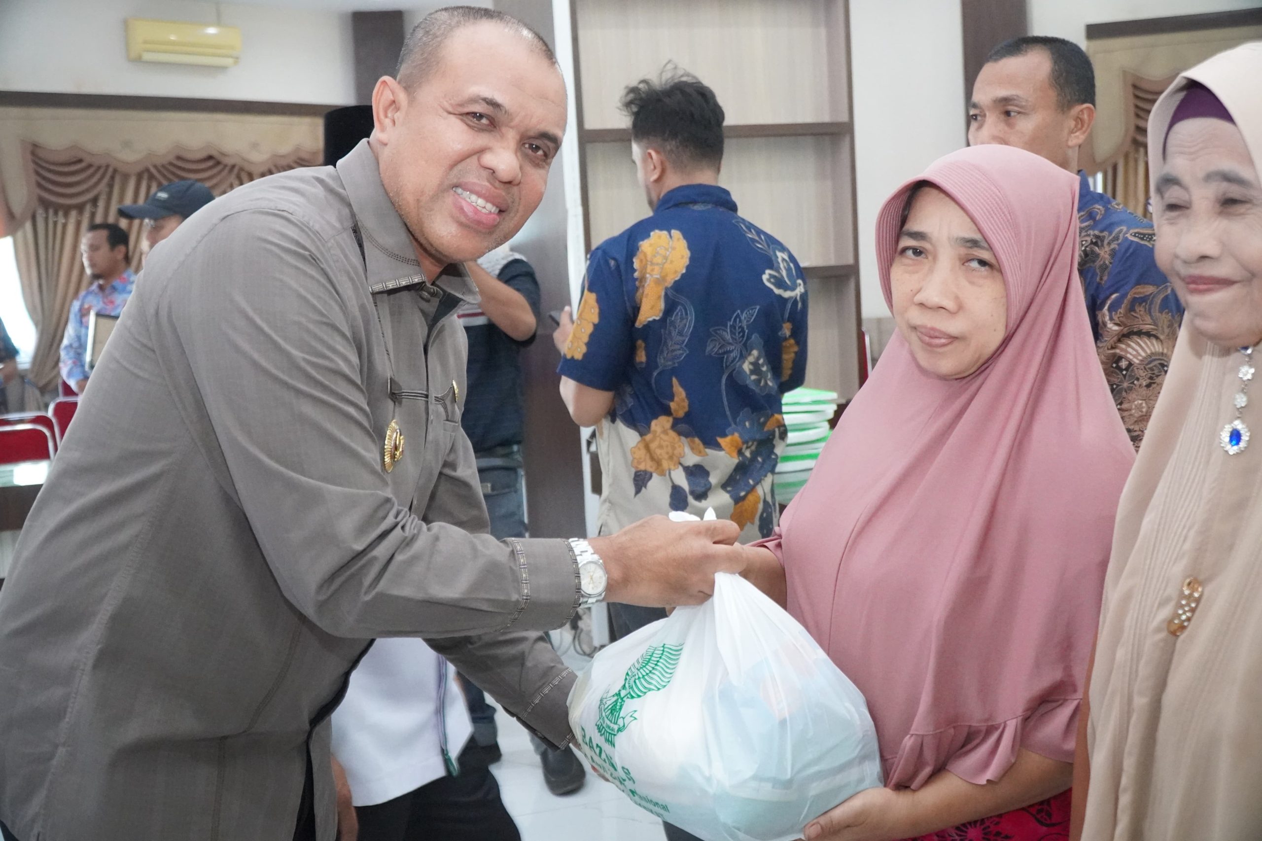 Pj Bupati Langkat Salurkan Bantuan Baznas Senilai Rp 221 Juta Untuk Masyarakat Yang Membutuhkan