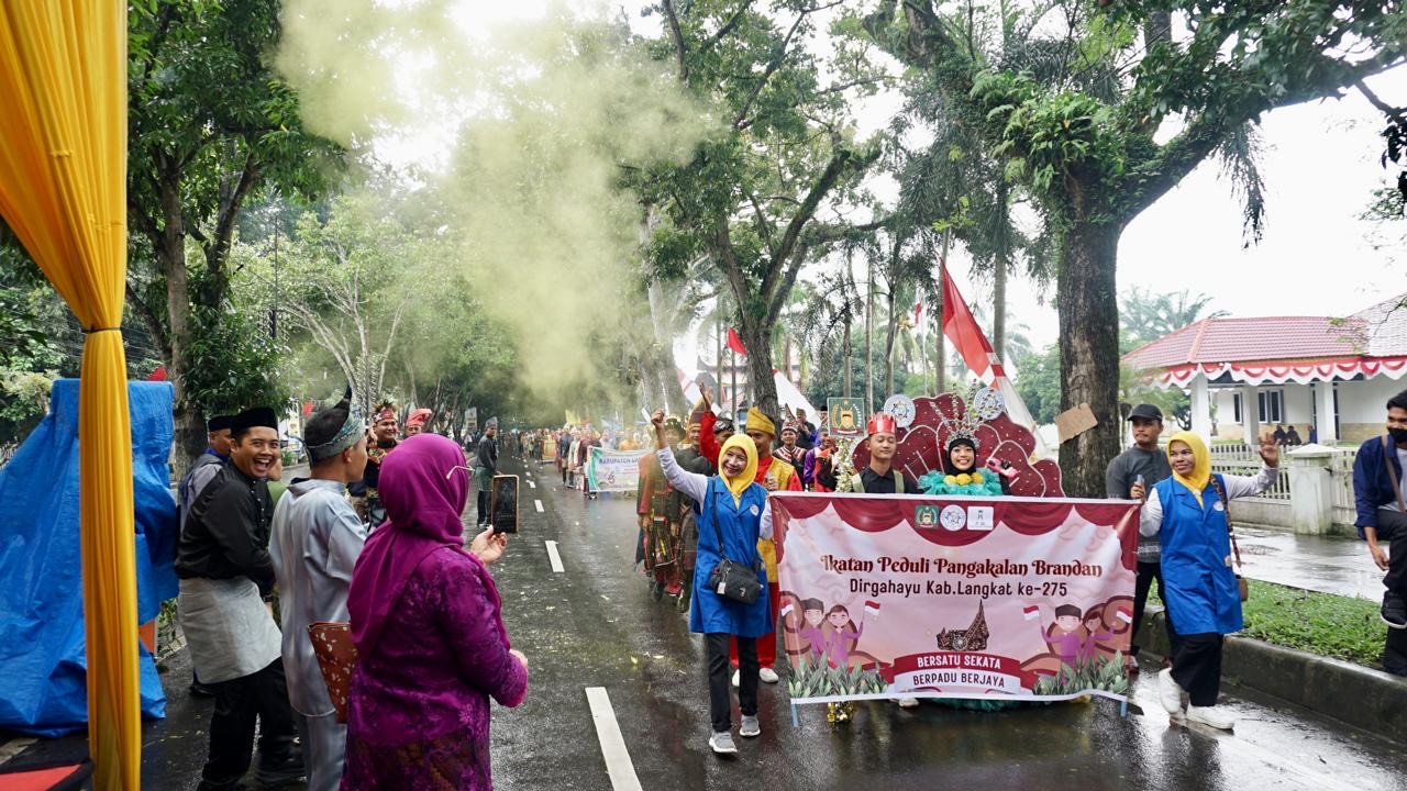 Pj. Bupati Langkat Resmi Lepas Karnaval Budaya 14 Etnik Meriahkan HUT ke-275 Langkat