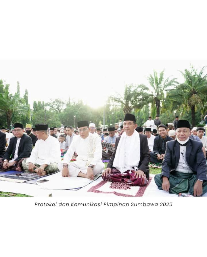 Bupati dan Wakil Bupati Sumbawa Laksanakan Shalat Idul Fitri di Lapangan Pahlawan Sumbawa