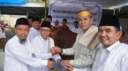 Usai Sholat Idul Adha, Jarot-Ansori Serahkan Bantuan Sapi Kurban Dari Presiden RI