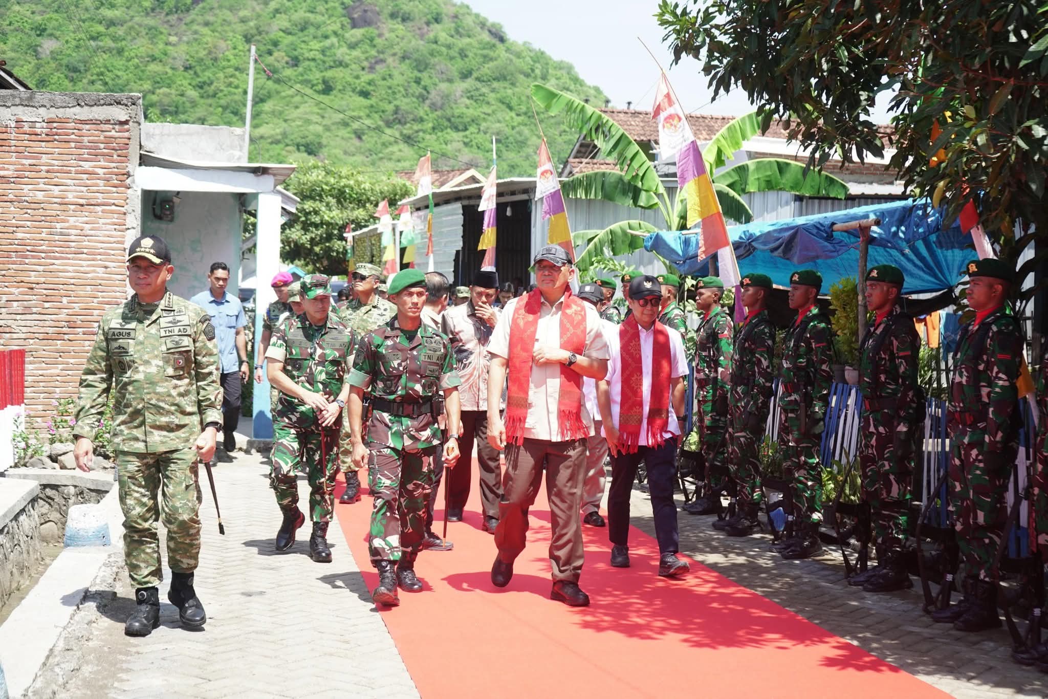 Kunjungi Sumbawa, Bupati Sumbawa Dampingi Menhan dan Menkes