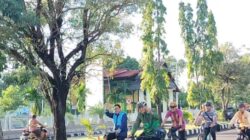 Komitmen Beri Tauladan Hemat BBM, Bupati Jarot Kembali Gowes ke Kantor 
