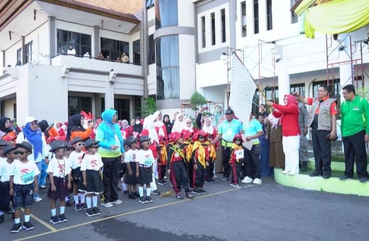 Wabup Novi Lepas 240 Regu Gerak Jalan PAUD se Kabupaten Sumbawa