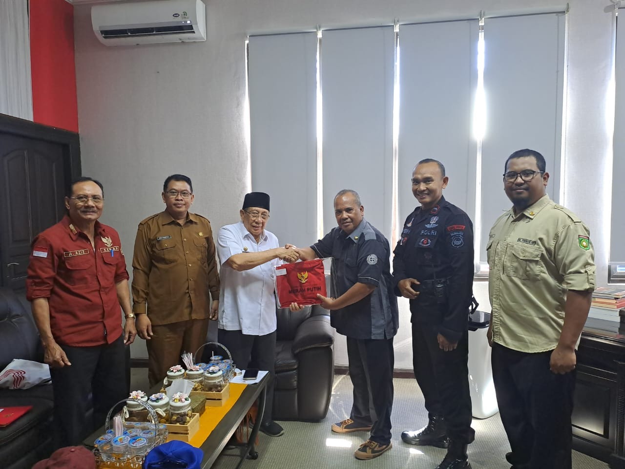 Bupati Sumbawa Terima Duplikat Bendera Pusaka