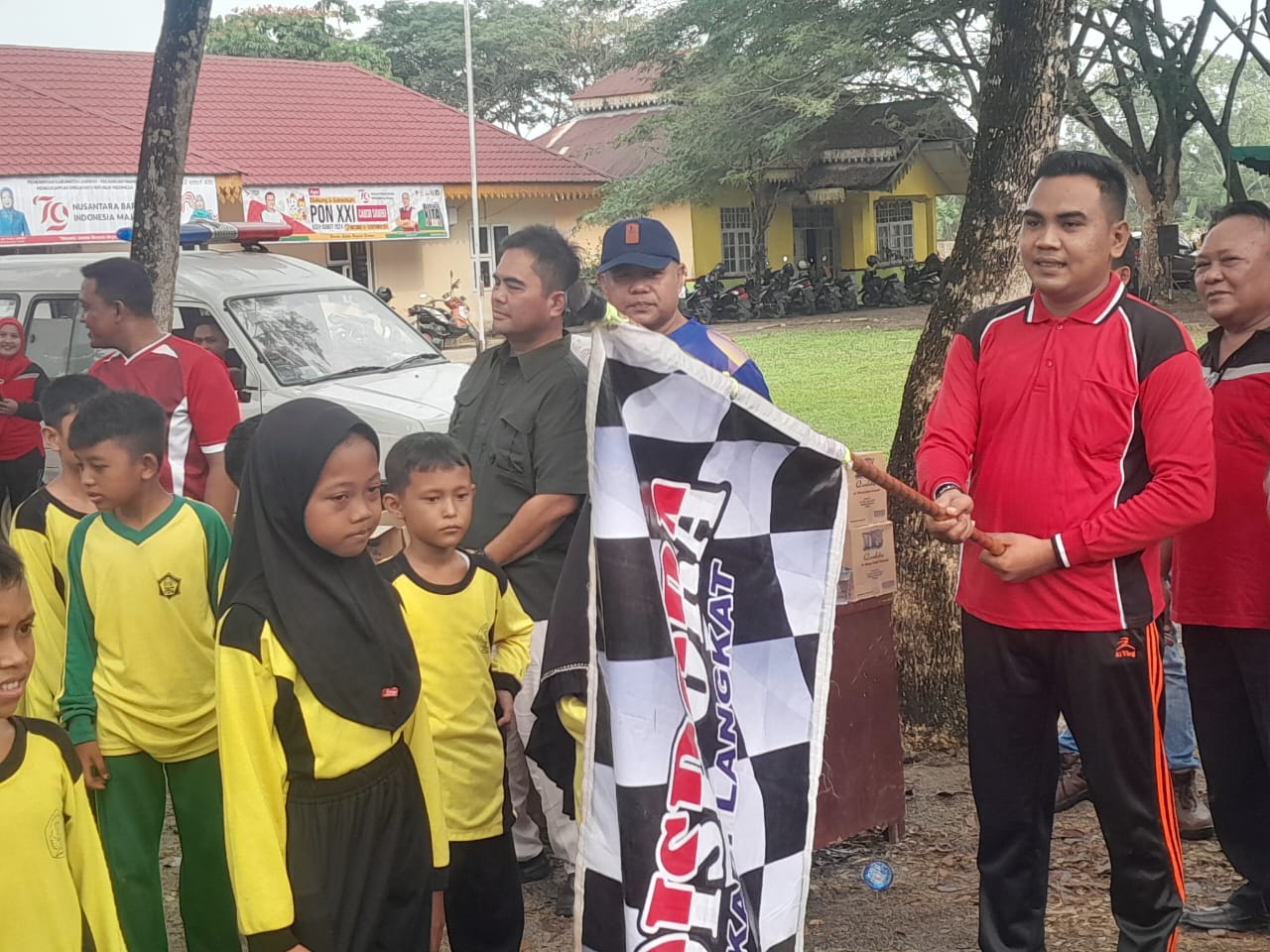 Meyambut HUT RI Ke 79, Forkopimcam dan DPK KNPI Wampu Gelar Jalan Santai