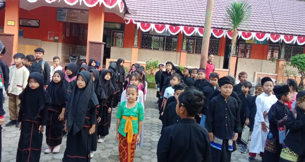 SD Negeri 1 Senggigi Ikut Meriahkan HUT RI KE-79 Dengan Mengadakan Pawai Karnaval Keliling Kampung