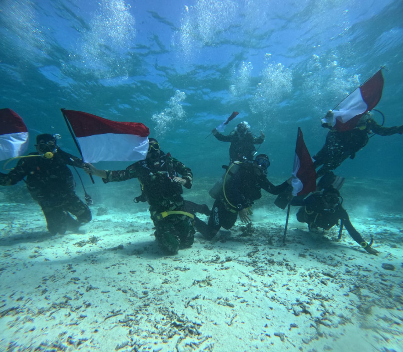 Danrem 162/WB Pimpin Aksi Penanaman Terumbu Karang dan Parade Bendera Merah Putih di Pulau Moyo untuk Rayakan Hari Kemerdekaan RI ke-79