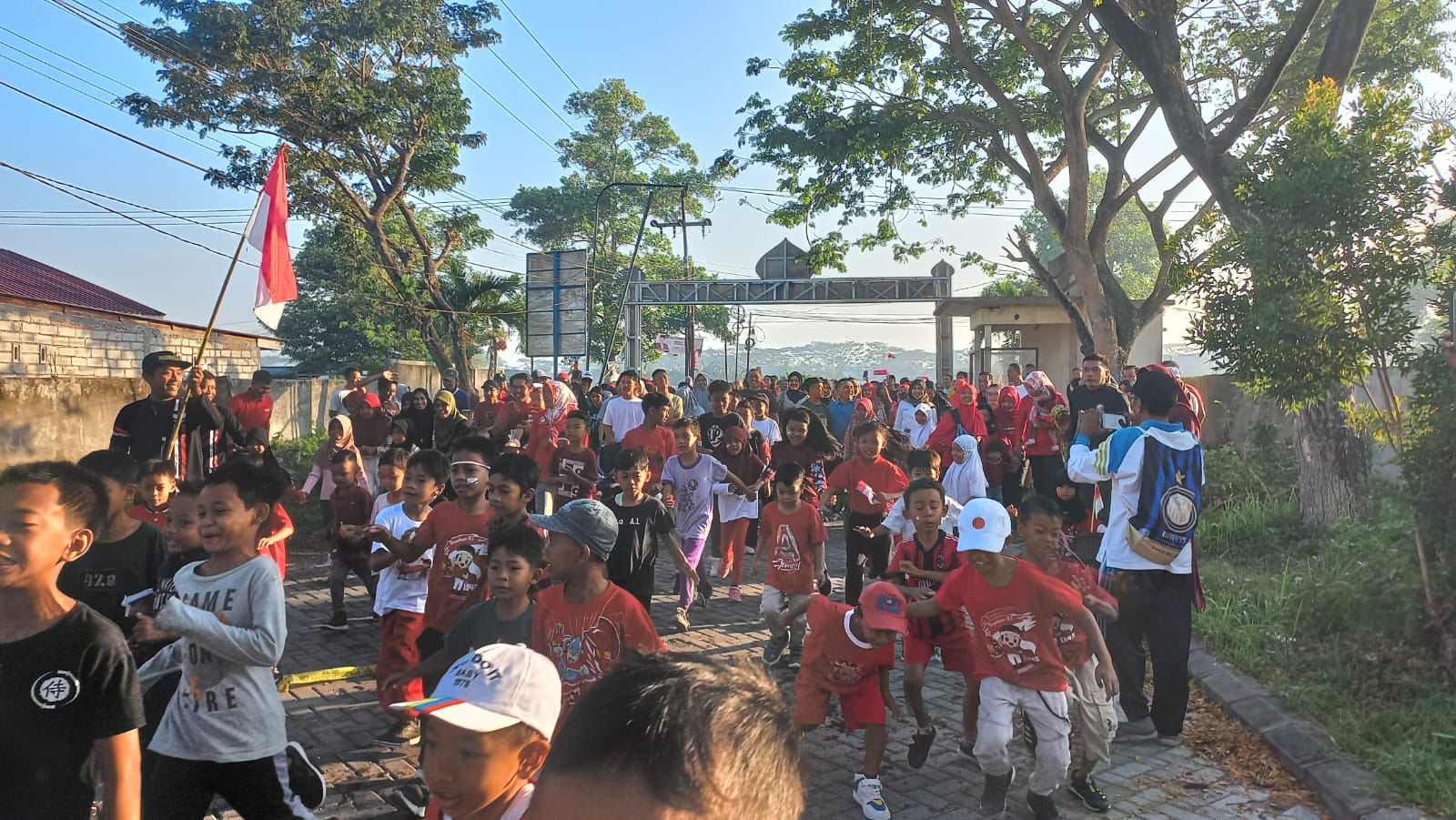 Kemeriahan Jalan Sehat dan Senam Bersama di Griya Menang Asri Sambut HUT RI ke-79